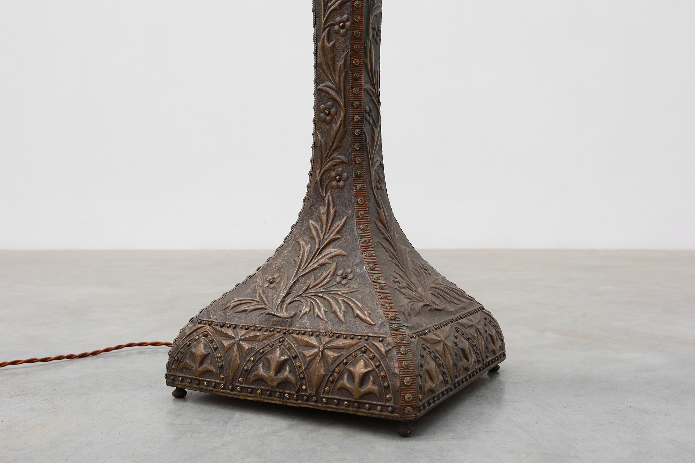 Art Nouveau floorlamp in hammered copper with frosted glass hood, Belgium ca. 1910thumbnail